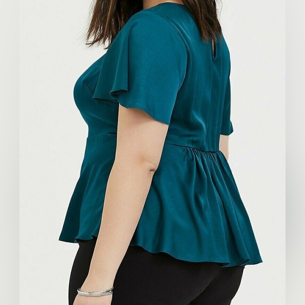 NWOT Torrid shiny blue blouse size 2 - Picture 2 of 6